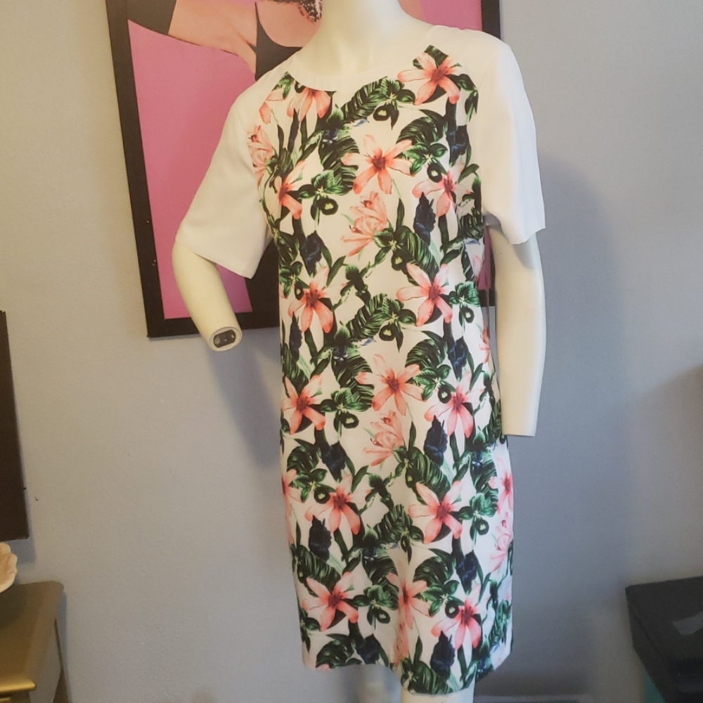 NWT Vincw Camuto flower Dress